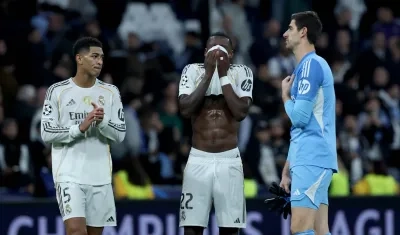 El desconsuelo de Bellingham, Rüdiger y Courtois, jugadores del Real Madrid, tras la derrota.