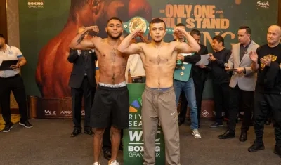 Carlos Utria tras el pesaje con su rival en la final del Grand Prix el uzbeko Mujibillo Tursunov. 