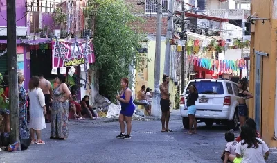 Personas salieron a la calle en Acapulco.