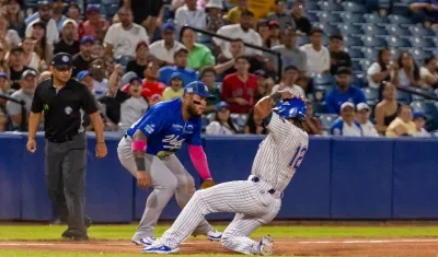 Carlos Arroyo, corredor de Caimanes, llega a salvo a tercera base.