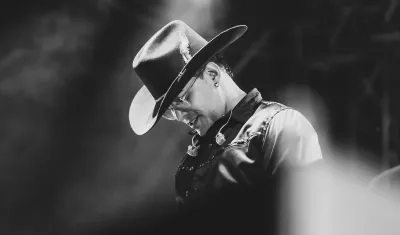 El cantante de música popular lanzó ocho álbumes. 