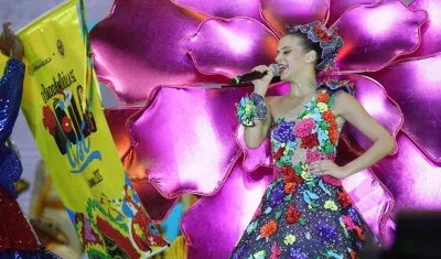 Tatiana Angulo, Reina del Carnaval 2025 leyendo su Bando. 