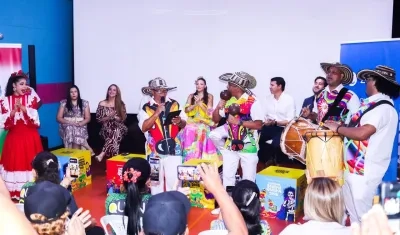 Directivos de las distintas clínicas aliadas junto a los Reyes del Carnaval.