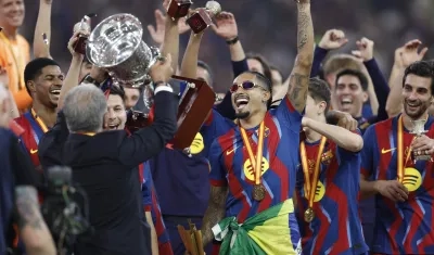 Los jugadores del Barcelona celebran su título.