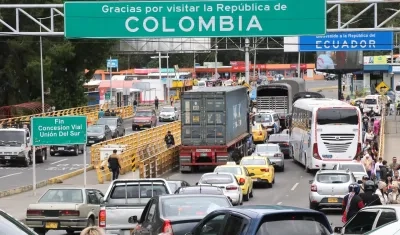 Camiones en frontera Colombia-Ecuador.