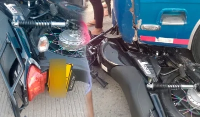 La moto y el bus involucrados en el accidente. 