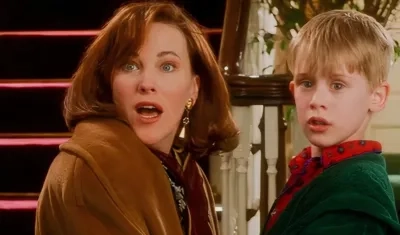 Catherine O'Hara en una de las escenas con Macaulay Culkin en 'Mi pobre angelito'. 