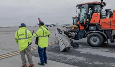 Funcionarios muestran equipos para remover nieve y hielo en el Aeropuerto Internacional Hartsfield-Jackson de Atlanta. 