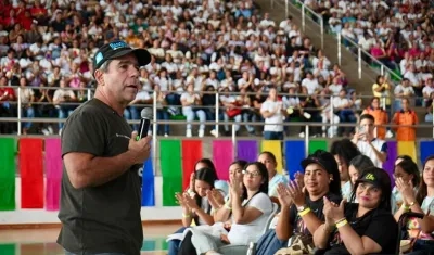 Alcalde Alejandro Char con talento humano del programa de Primera Infancia.