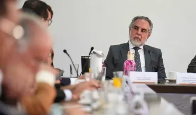 Armando Benedetti, ministro del Interior, en reunión con gobernadores.