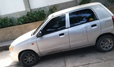 El vehículo en que se movilizaban las víctimas en la parte externa del Camino Murillo. 