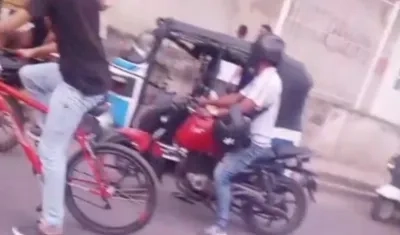 El conductor de este motocarro fue baleado en la tarde de este viernes. 