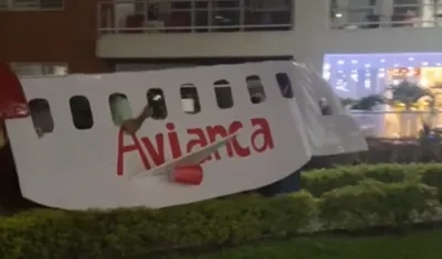 Avión de cartón armado por familia caleña.