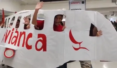 Familia caleña en el Aeropuerto Internacional Alfonso Bonilla Aragón.