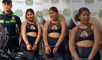 La mujer posando tras ser capturada por la Policía. 