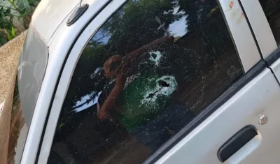 Los impactos de bala en el vehículo.