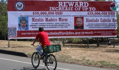 Uno de los carteles con la recompensa y las imágenes de Nicolás Maduro y Diosdado Cabello.