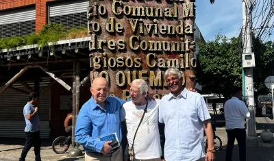 El consejero Comisionado para la Paz, Otty Patiño; el padre Cyrillus Swinne y Cristóbal Padilla, director de Colombia Compra Eficiente.