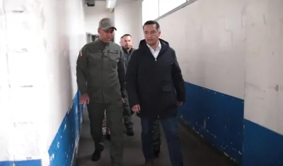 El director del Inpec, Teniente Coronel Daniel Gutiérrez, y el ministro de Justicia, Andrés Idárraga.