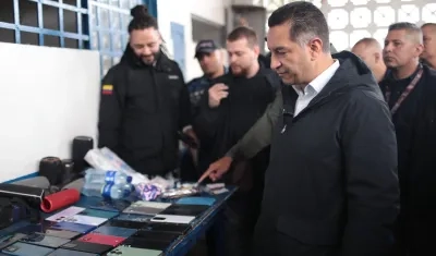 El ministro de Justicia, Andrés Idárraga, viendo el material incautado.