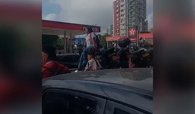 Motociclista se sube a la grúa en protesta por la inmovilización de su vehículo