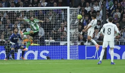 Gonzalo García en un remate a la portería