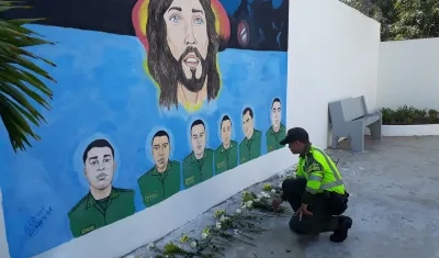 Homenaje a los seis policías fallecidos en el atentado en el lugar donde ocurrió el hecho. 