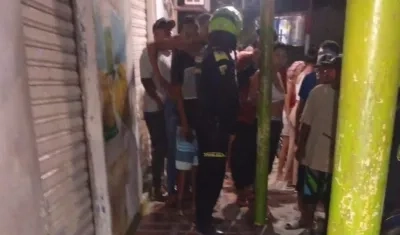 Las personas se aglomeraron en el lugar de los hechos. 