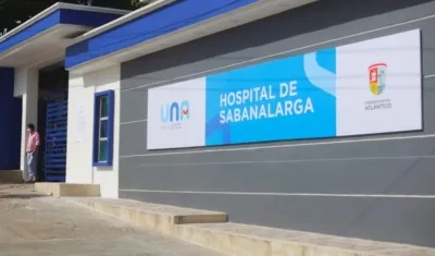 La víctima es atendida en el Hospital de Sabanalarga.