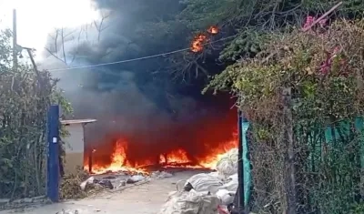 El incendio se presentó en la mañana de este lunes. 