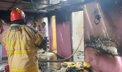 La vivienda tuvo pérdida total tras el incendio. 
