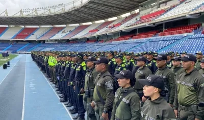 Integrantes de la Policía en el estadio Metropolitano.
