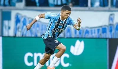 José Enamorado en su primer partido con Gremio.