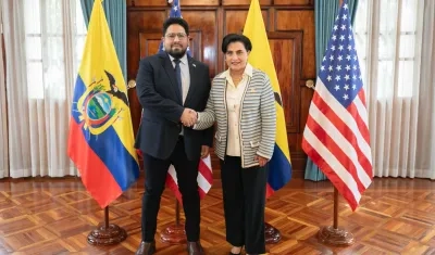 Subsecretario de Guerra de EE.UU. y la ministra de Relaciones Exteriores y Movilidad Humana de Ecuador, Gabriela Sommerfeld.