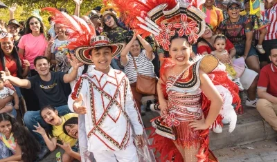 Los reyes infantiles Ashley Gómez y Germán Palomino Montes con los bordilleros.