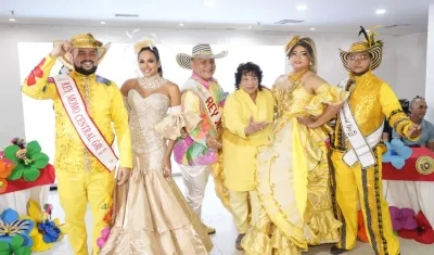 Reyes del Carnaval Gay de Barranquilla y el Atlántico en la presentación de programación junto al presidente de la Corporación Autónoma del Carnaval Gay, Jairo Polo Altamar, y el Rey Momo del Carnaval de Barranquilla, Adolfo Maury.