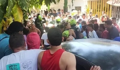 Las personas se aglomeraron en el lugar donde quedaron tendidos los dos hombres. 