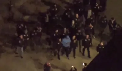 El presidente de Venezuela, Nicolás Maduro (azul), rodeado de agentes del FBI.