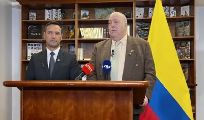 El ministro de Defensa, Pedro Sánchez; y el embajador  de Colombia en EE.UU., Daniel García Peña. 