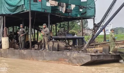 Equipos usados para la minería ilegal e incautados por las autoridades. 