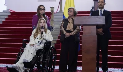 La Ministra de Comercio, Industria y Turismo, Diana Marcela Morales Rojas (i-abajo), habla durante una rueda de prensa este martes. 