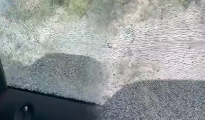 Así quedó el vidrio del conductor del vehículo.