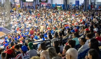 Público en el estadio Édgar Rentería.