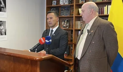 Pedro Sánchez, ministro de Defensa ofreciendo una rueda de prensa en  Washington.