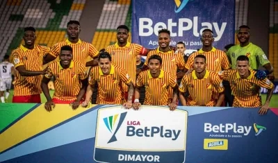 Jugadores del Deportivo Pereira en el debut de la Liga colombiana.