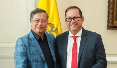 El Presidente Gustavo Petro y el presidente del Senado Lidio García. 