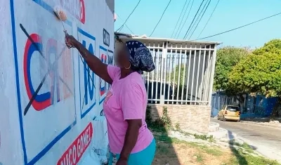 Varias personas decidieron este sábado borrar los avisos políticos. 