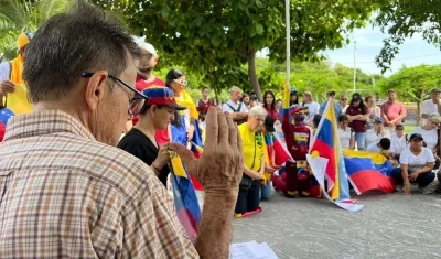 Plantón de venezolanos en la Plaza de la Paz