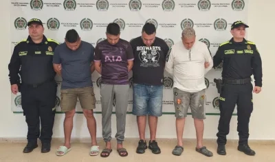 Los capturados junto a las autoridades.