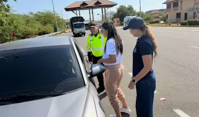 Policía y autoridades de tránsito. Imagen de referencia.